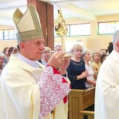 Metropolita lwowski wprowadza relikwie do kościoła.