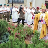 Biskup Leszek Leszkiewicz poświęcił pamiątkową tablicę z okazji 700. rocznicy lokacji wsi.