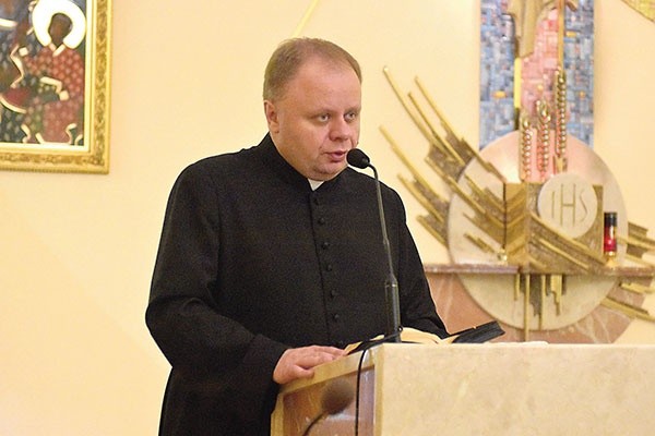 Ks. Wojciech w czasie głoszenia jednej z konferencji w świdnickim seminarium.