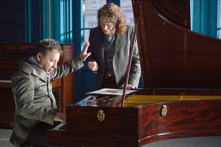 Zbigniew Zamachowski jako Friedrich Kalkbrenner i Krzysztof Szczepaniak jako Chopin” w spektaklu „Fryderyk”, który zainaugurował nowy sezon Teatru Telewizji.