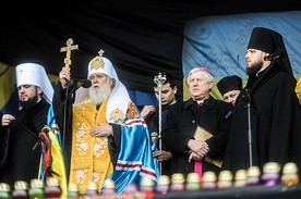 Patriarcha kijowski Filaret w czasie protestów na Majdanie, luty 2014 r. Za nim katolicki biskup Stanisław Szyrokoradiuk. Tamte wydarzenia wzmocniły dążenie do usamodzielnienia się ukraińskiego prawosławia.