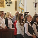 Uczniowie katolickiej szkoły w Czechowicach-Dziedzicach z nowym sztandarem