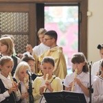 Uczniowie katolickiej szkoły w Czechowicach-Dziedzicach z nowym sztandarem