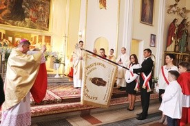 Bp Roman Pindel pobłogosławił nowy sztandar Katolickiej Szkoły Podstawowej im. św. Brata Alberta