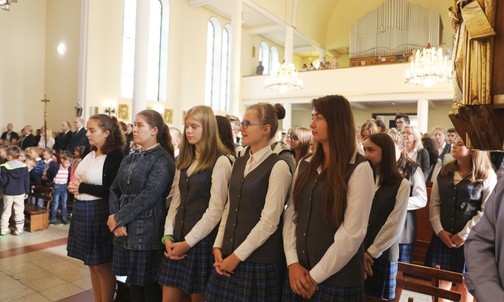 Uczniowie katolickiej szkoły podczas Mszy Świętej w kosciele NMP Królowej Polski
