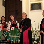 Abp Salvatore Pennacchio, bp Andrzej F. Dziuba i dziewczęta w łowickich strojach przy odsłoniętej tablicy