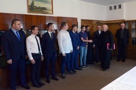 Ks. Jarosław Wojtkun (drugi z prawej) wita komisję egzaminacyjną oraz kandydatów do seminarium