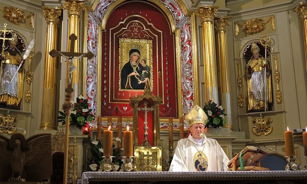 Biskup Adam Dyczkowski u stóp Matki Bożej Pocieszenia w Kętach