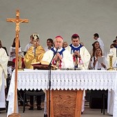Młodzieży towarzyszyli księża i biskupi łowiccy.