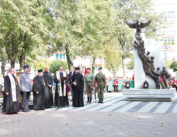 Autorem monumentu jest prof. Robert Sobociński.  Na zdjęciu: Modlitwa przed poświęceniem pomnika.