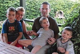 Mimo ciężkiej choroby syna Roman i Justyna stworzyli szczęśliwą rodzinę. Doświadczeniami dzielą się na stronie: mechanikamilosci.pl.