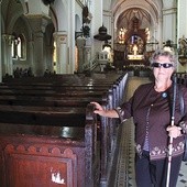 Barbara Grześ przy ławkach z lewej strony bazyliki w Panewnikach – objętych pętlą indukcyjną.