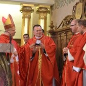Bp Tomasik przekazał różaniec z relikwiami błogosławionej ks. Grzegorzowi Łabądziowi