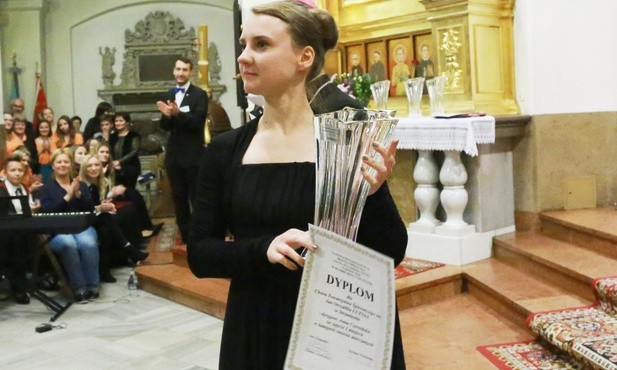 Dyrygent Anna Czerwińska z pucharem i dyplomem