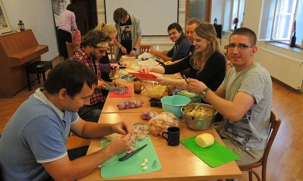 W klubie Arka wolontariusze przygotowują składniki do dzisiejszej kolacji dla potrzebujących