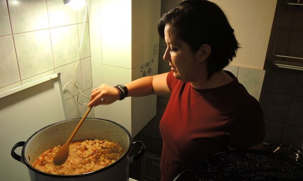 Magda czuwa w kuchni nad tym, by "Zupa za Ratuszem" była wyborna