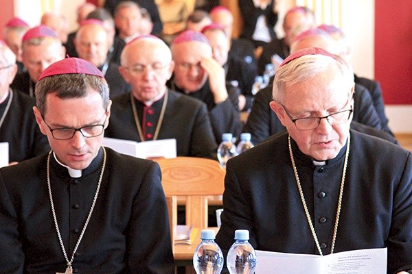 Biskupi P. Libera i M. Milewski  w czasie obrad.