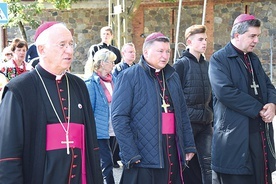 Na czele procesji szli biskupi łowiccy z legatem papieskim w Afryce.