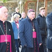 Na czele procesji szli biskupi łowiccy z legatem papieskim w Afryce.