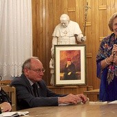 ▲	Iwona Czarcińska mówiła o swoich spotkaniach z Prymasem Tysiąclecia. Obok siedzi Jan Rejczak.