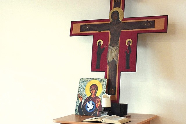 ▲	Krzyż i ikona Matki Bożej towarzyszą uczniom w spotkaniach.