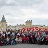 ▲	Pamiątkowe  zdjęcie z biało- -czerwonymi balonami.