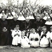 ▲	Wizytacja abp. Bolesława Kominka (w środku) w 1960 r.