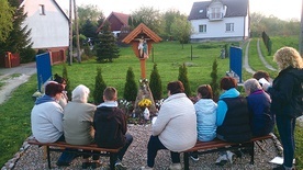 ▲	Nabożeństwo przy postawionej w 2014 roku przydrożnej kapliczce na skrzyżowaniu ulic Dunajcowej i Wędkarskiej w Tarnowie-Mościcach 