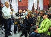 Marian Kasprzyk z uczestnikami Tygodnia z Ewangelią w Kuchni św. Brata Alberta