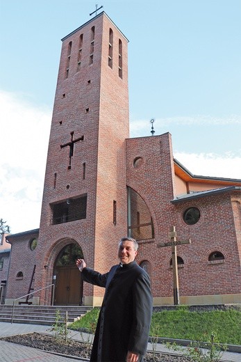 Oto pierwszy rzymskokatolicki  kościół na Sichowie  – przedstawia ks. Jacek Kocur, budowniczy świątyni.