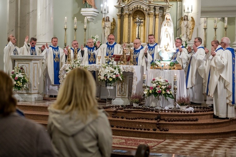 Przy ołtarzu zgromadzili się kapłani z całego dekanatu