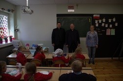 Gdańską szkołę odwiedził ks. Krzysztof Sroka (z lewej) z Caritas Polska. Po klasach oprowadzał go ks. Mirosław Mudlaff, dyrektor Zespołu Szkół Katolickich im. św. Kazimierza.