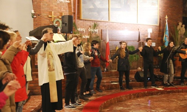Modlitwę młodych zakończył Apel Jasnogórski