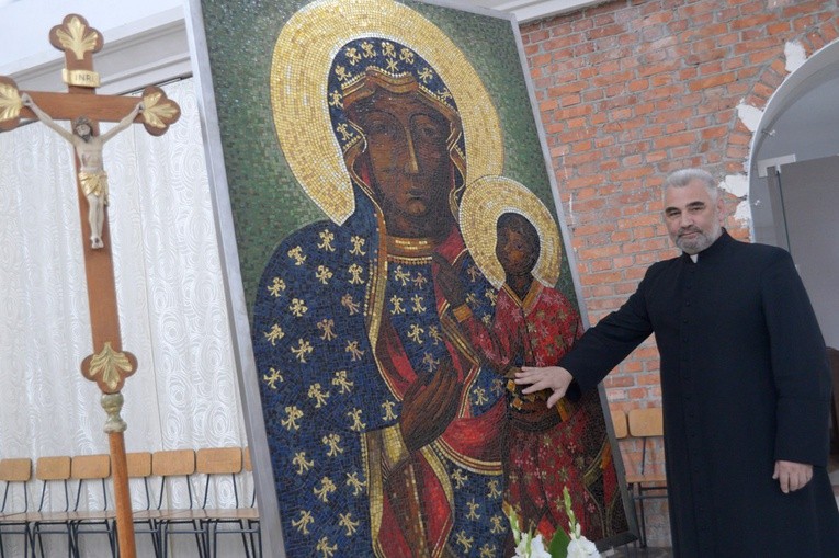 Ks. Wiesław Lenartowicz z ikoną, która obecnie znajduje się w prezbiterium świątyni parafialnej