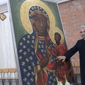 Ks. Wiesław Lenartowicz z ikoną, która obecnie znajduje się w prezbiterium świątyni parafialnej