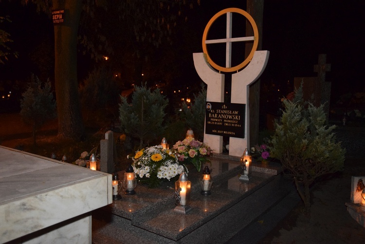 Poświęcenie parkingu i grobowca na cmentarzu w Jaktorowie