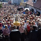 Większość pielgrzymów udała się w procesję dróżkami maryjnymi. Pozostali modlili się Różańcem w kościele