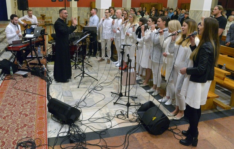Na rozpoczęcie Tygodnia  Kultury Chrześcijańskiej wystąpili Młodzi z Winkiem, zespół pod batutą ks. Bartłomieja Winka, który muzycznie animuje doroczne Apele Młodych