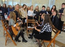 Licealiści przygotowali oprawę muzyczną liturgii