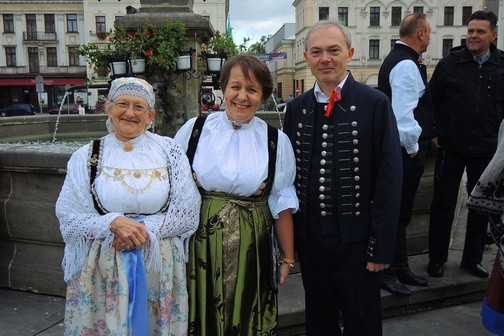 Od lewej: Eugenia Banot  –najstarsza cieszyniaczka prezentująca suknię na rynku, Dorota Kania – inicjatorka akcji "Sto na sto" i burmistrz Ryszard Macura
