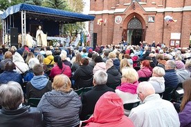 ▲	Niemal 1500 pielgrzymów wypełniło sanktuarium w miejscu narodzenia patrona Polski. 