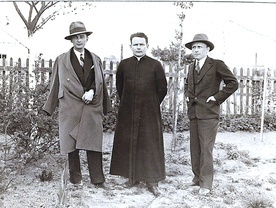 ▲	Zasłużony kapłan z bratem Leonem (z prawej).