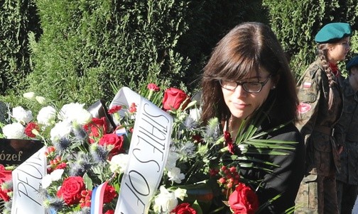 Kwiaty na grobie śp. Moniki Prochot złożyła konsul Tammy Nobilski