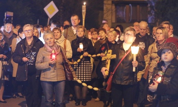 W drodze przedstawiciele róż Żywego Różańca na zmianę nieśli okazały różaniec...