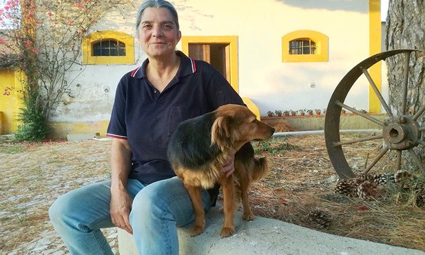Paula o poranku ze swoim psem, który podobnie jak ona kocha pielgrzymów.