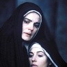 Maria (Maia Morgenstern) i Maria Magdalena (Monica Bellucci) w „Pasji” Mela Gibsona.
