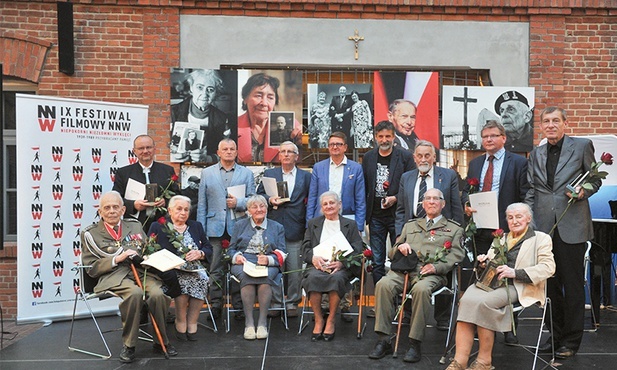 Laureaci podczas gali Retrospektywy Festiwalu Filmowego NNW.
