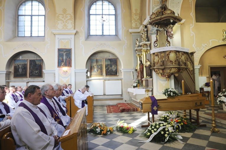 Pogrzeb ks. kan. Henryka Langforta w Lesznej Górnej