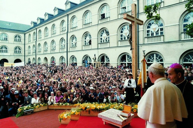 Jan Paweł II na dziedzińcu KUL spotkał się ze społecznością akademicką