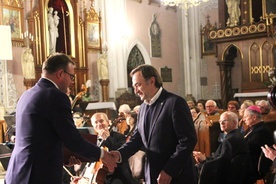Dyplom i medal Prezydenta Miasta Radomia odebrał Zbigniew Skuza. Z lewej Radosław Witkowski